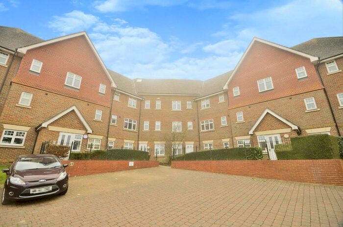 2 Bedroom Flat To Rent In Gravelly Field, Ashford, Kent, TN23