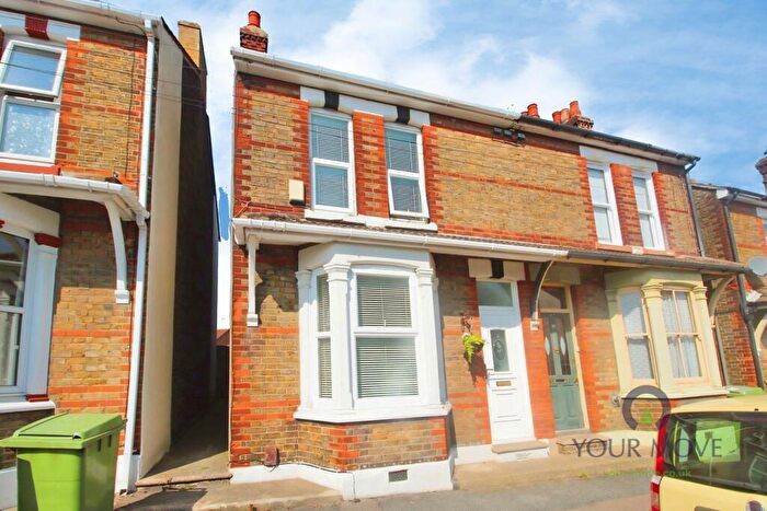 3 Bedroom Semi-Detached House For Sale In Victoria Road, Sittingbourne, Kent, ME10
