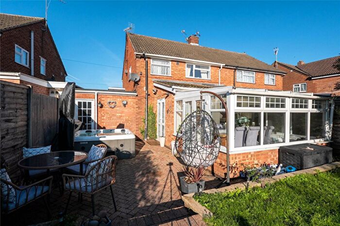 3 Bedroom Semi-Detached House For Sale In Buckwood Avenue, Dunstable, Bedfordshire, LU5