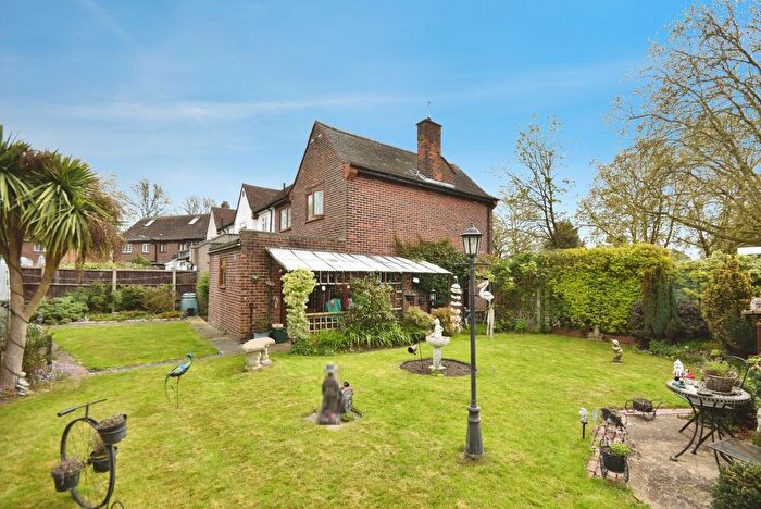 3 Bedroom Semi Detached House For Sale In Acacia Avenue, Brentford, TW8