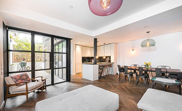 2 Bedroom Flat For Sale In Earl's Court Square, London, SW5