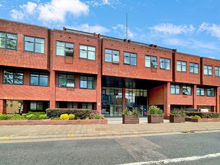 1 Bedroom Apartment For Sale In The Landmark, Flowers Way, Luton, Bedfordshire, LU1