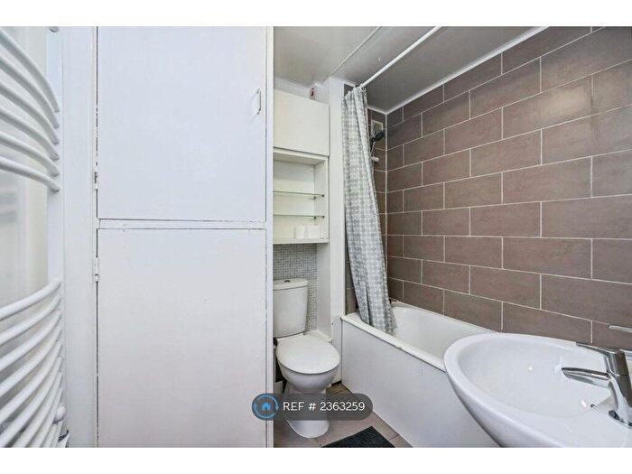 2 Bedroom Flat To Rent In Derwent Court, Nottingham, NG7