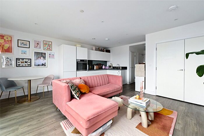 2 Bedroom Flat For Sale In Staines, Surrey, TW18