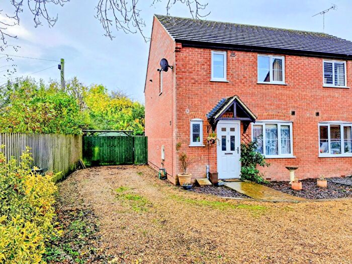 3 Bedroom Semi-Detached House For Sale In Furniss Close, Woodford Halse, NN11