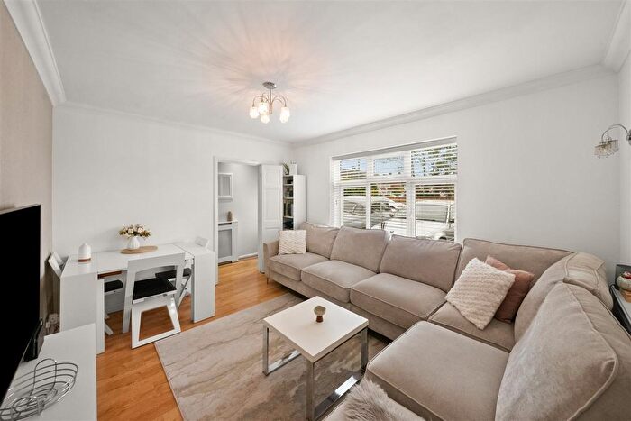 2 Bedroom Maisonette For Sale In Wingfield Way, Ruislip, HA4