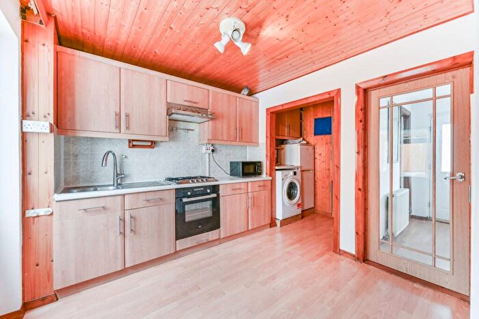 3 Bedroom Semi Detached House To Rent In Ivydene Close, Sutton, SM1