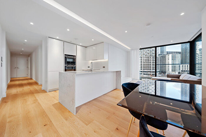 2 Bedroom Apartment To Rent In South Quay Plaza, Canary Wharf, E14