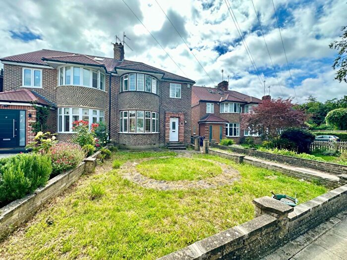 3 Bedroom Semi-Detached House To Rent In Walmington Fold, Woodside Park, N12