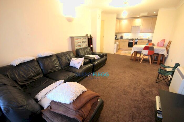 2 Bedroom Flat To Rent In Buckingham Avenue, Slough SL1