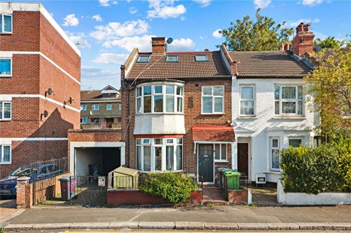 2 Bedroom Apartment For Sale In Hermitage Road, London, N4
