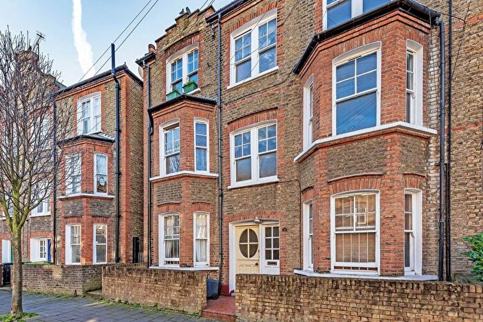 3 Bedroom Flat To Rent In Cato Road, London, SW4