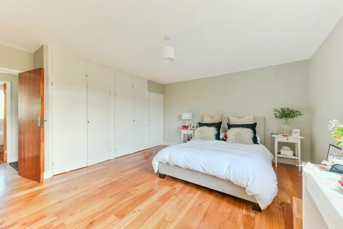 2 Bedroom Flat To Rent In Downs Court, SW15