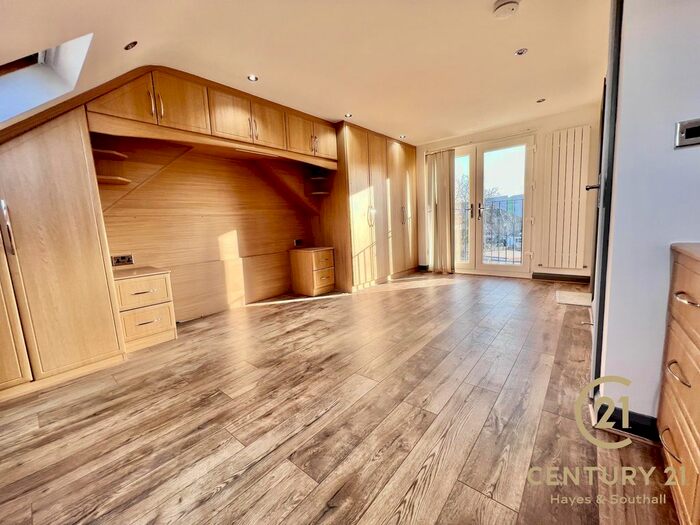 3 Bedroom Flat To Rent In Keith Road, Hayes, UB3