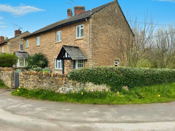 3 Bedroom End Of Terrace House To Rent In Summerside, Buckland, SN7