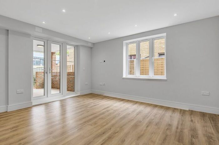 2 Bedroom Flat To Rent In Foxley Lane, Purley, CR8