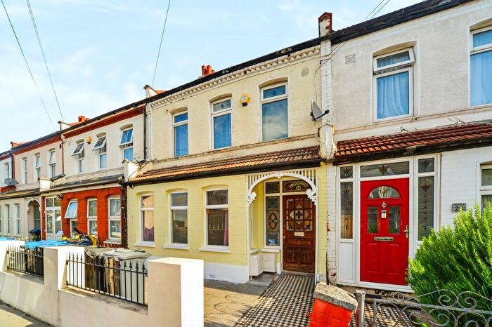 2 Bedroom Flat For Sale In Richmond Road, Thornton Heath, CR7