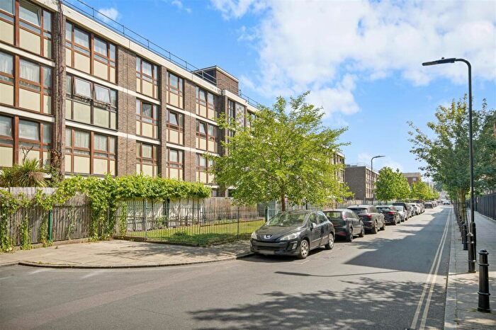 1 Bedroom Apartment For Sale In Crondall Court, Hoxton, N1