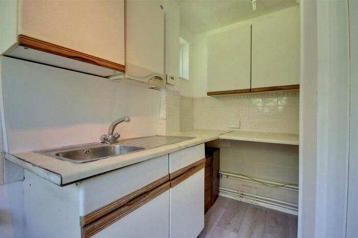 1 Bedroom Flat For Sale In Longfield Avenue, Fareham, PO14