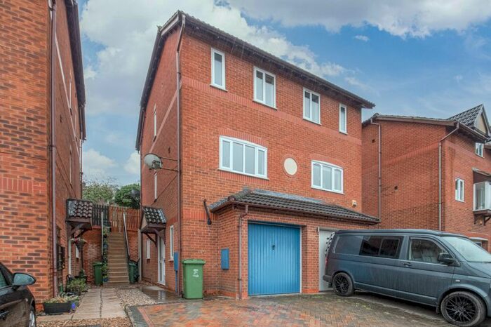3 Bedroom Semi-Detached House To Rent In Millrace Road, Redditch B98