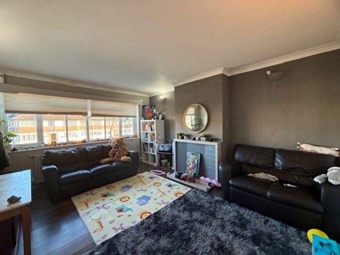 2 Bedroom Maisonette To Rent In Kenton Lane, Harrow, Middlesex, HA3