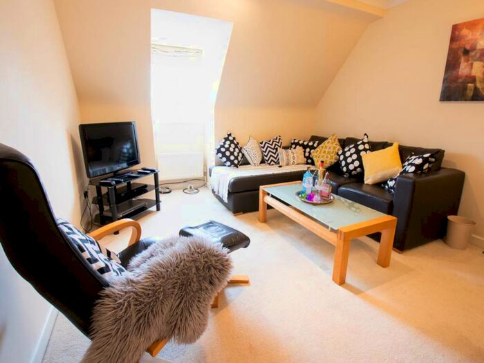 3 Bedroom Flat To Rent In Station Road West, Canterbury, Kent, CT2