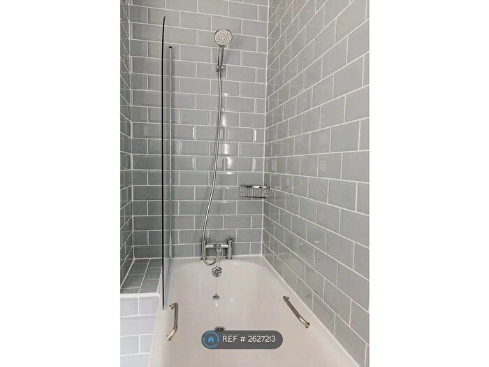 3 Bedroom Flat To Rent In Pier View, Totland Bay, PO39