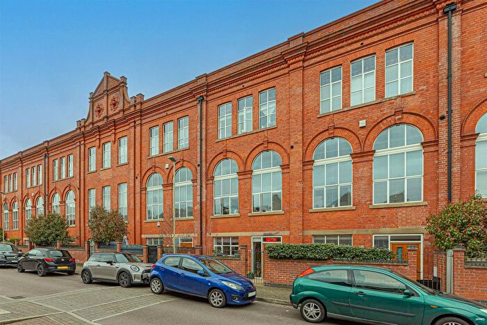 3 Bedroom Town House For Sale In Cowper Street, Leicester, LE2