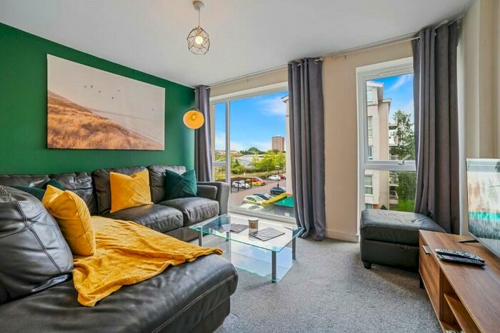 2 Bedroom Flat To Rent In Overstone Court, Cardiff, CF10