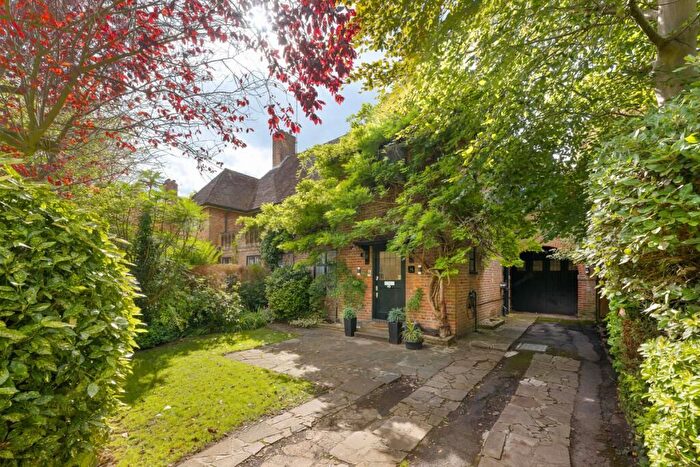 4 Bedroom Property To Rent In Raeburn Close, Hampstead Garden Suburb, London, NW11