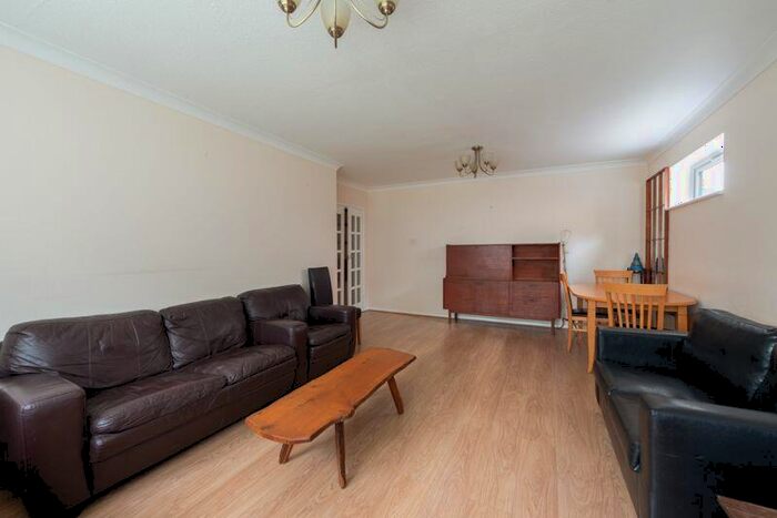 2 Bedroom Flat For Sale In Hunt Court, Chase Side, N14