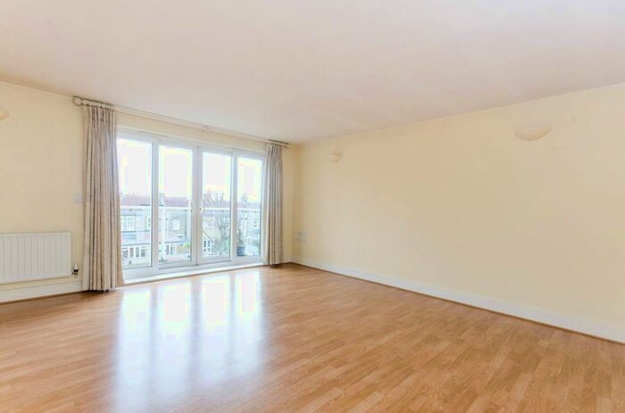 2 Bedroom Flat To Rent In Worple Road, Raynes Park, London, SW20