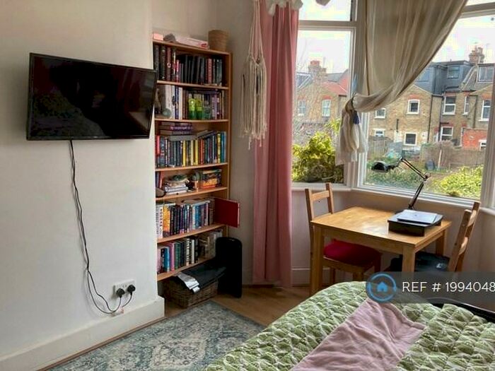 Studio To Rent In Turnpike Lane, London, N22