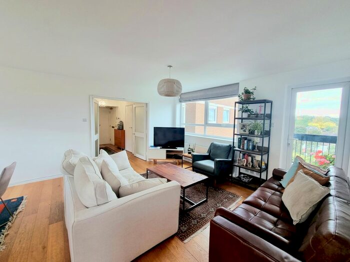 3 Bedroom Flat To Rent In Noblefieild Heights, Great North Road, East Finchley, N2