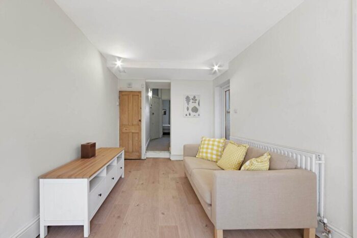 2 Bedroom Flat To Rent In Bolingbroke Grove, Battersea, SW11