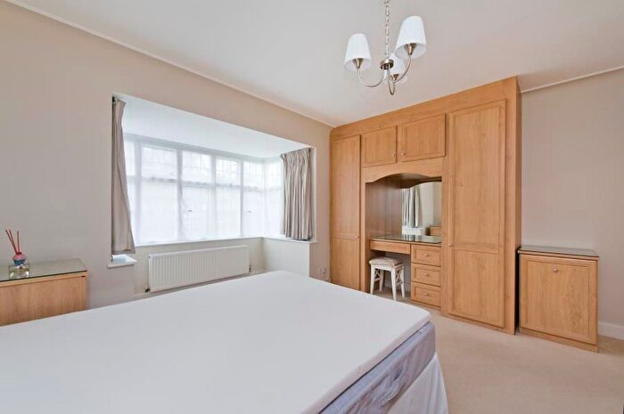 3 Bedroom Flat To Rent In Rutland Court, Queens Drive, West Acton, London, W3