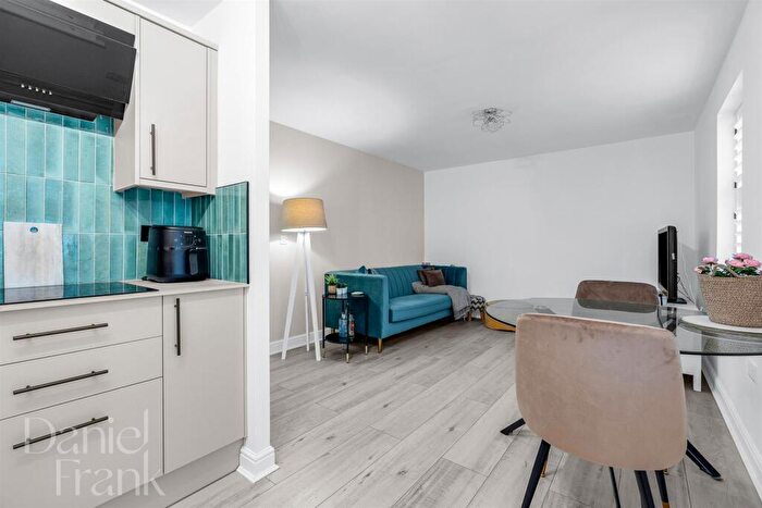 1 Bedroom Flat For Sale In College Close, Loughton, IG10