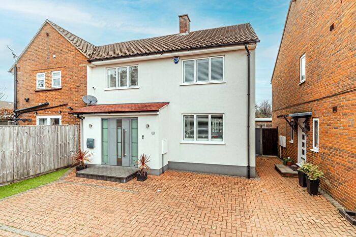 3 Bedroom Semi Detached House For Sale In Tippendell Lane, St. Albans, Hertfordshire, AL2
