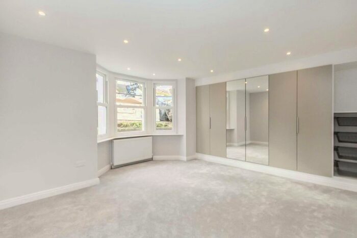 3 Bedroom Flat To Rent In Angles Road, London, SW16