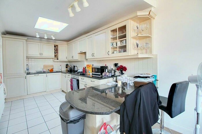 2 Bedroom Apartment To Rent In High Road, East Finchley, London, N2