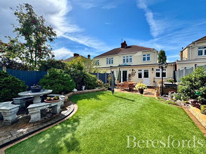 3 Bedroom Semi-Detached House For Sale In Albany Road, Hornchurch, RM12