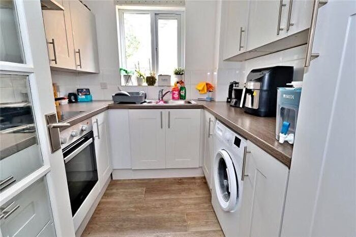 2 Bedroom Flat To Rent In Alexandra Gardens, Woking, GU21