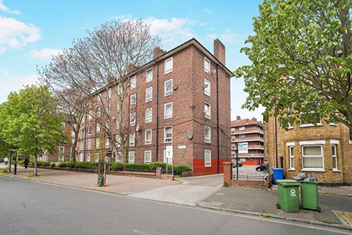 3 Bedroom Flat To Rent In Orb Street Walworth, SE17