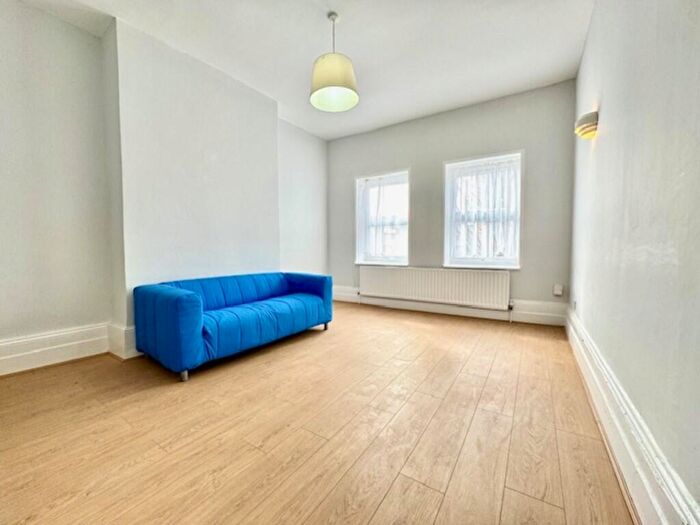 3 Bedroom Maisonette To Rent In Holloway Road, London, N7