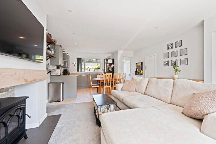 3 Bedroom Terraced House For Sale In Fairview Drive, Broadstone, BH18 - Photo 3