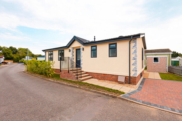 2 Bedroom Park Home For Sale In Southampton, Hampshire, SO31