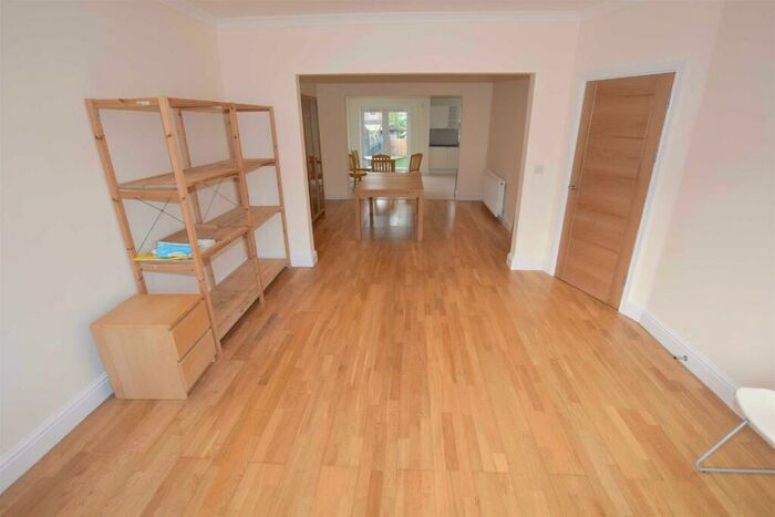 4 Bedroom Semi-Detached House To Rent In Pyecombe Corner, Woodside Park, N12