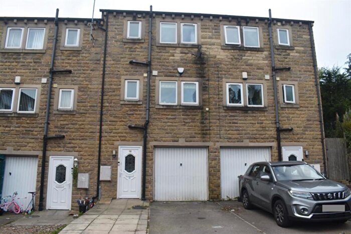 4 Bedroom Town House For Sale In Old Clock Mill Court, Denholme, Bradford, BD13