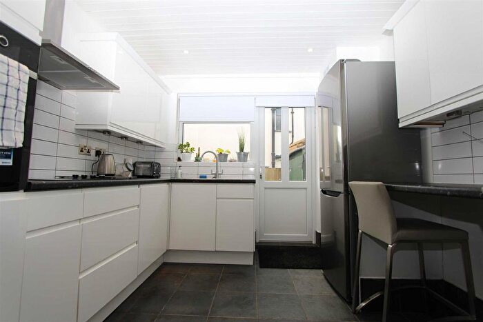 2 Bedroom Flat To Rent In York Hill, Loughton, IG10