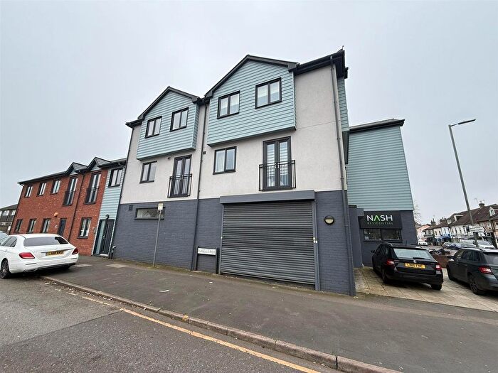 2 Bedroom Flat To Rent In Russells Court, Russells Ride, Cheshunt, Waltham Cross, EN8